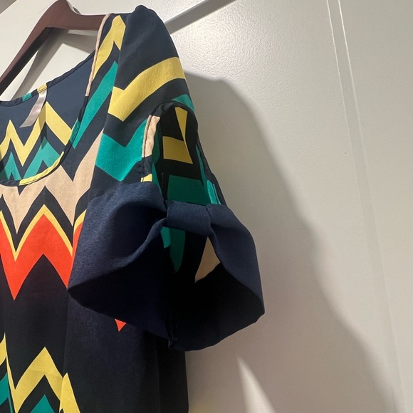 Francesca's Collections Green and Black Boxy Graphic Tee - Picture 3 of 4